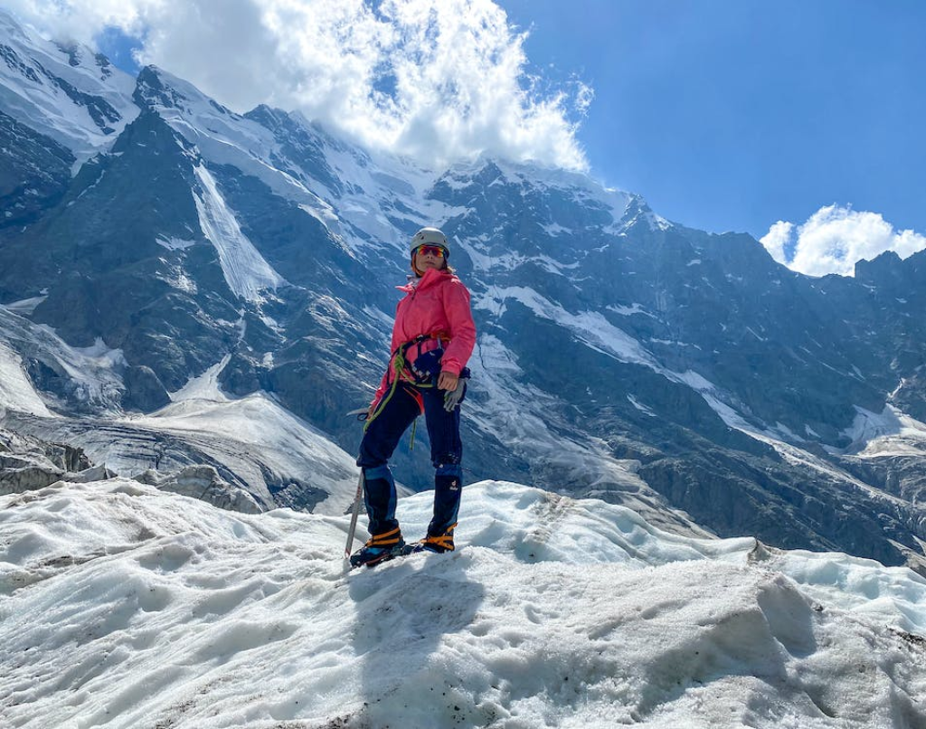A mountaineer posing on a snowy mountain